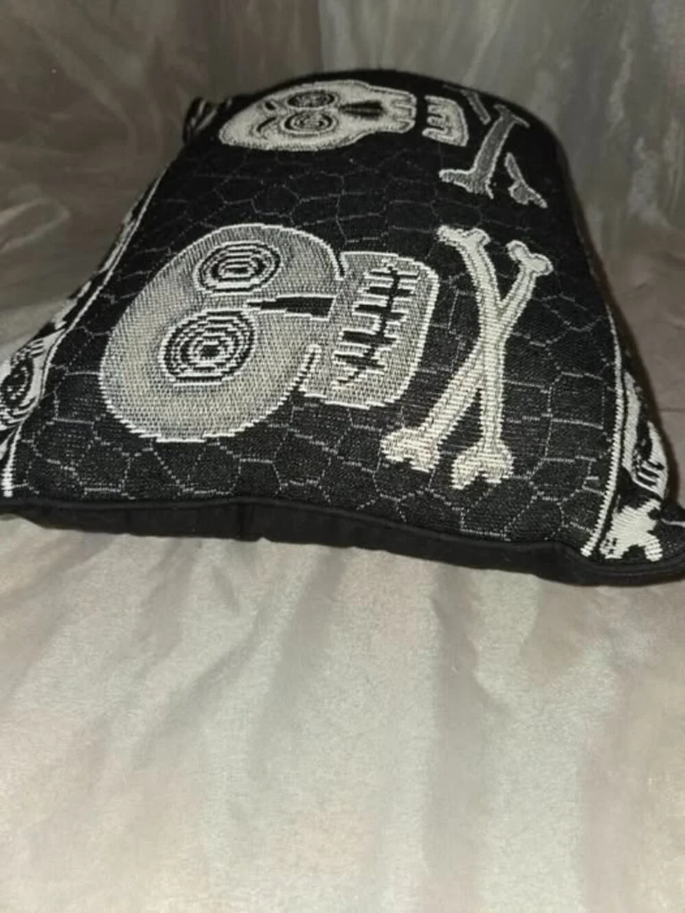 Halloween Skull & Cross Bones Rectangular Tapestry Thow Pillow